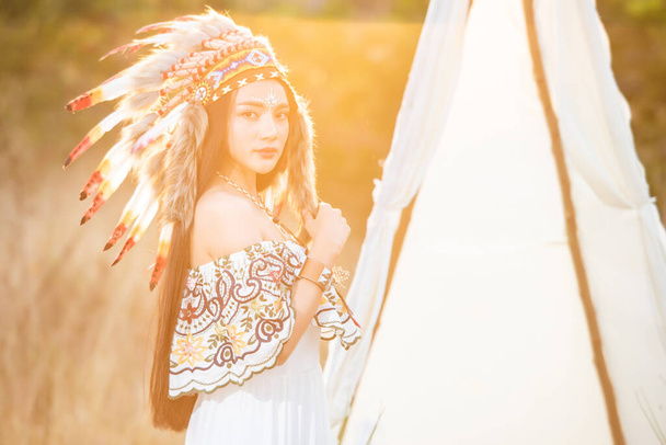 Boho bohém lány stílus visel indiai maxi ruha és ékszerek őszi területen - Fotó, kép