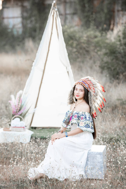 Boho bohém lány stílus visel indiai maxi ruha és ékszerek őszi területen - Fotó, kép