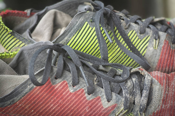 close-up shot van de versleten gekleurde sneaker. - Foto, afbeelding