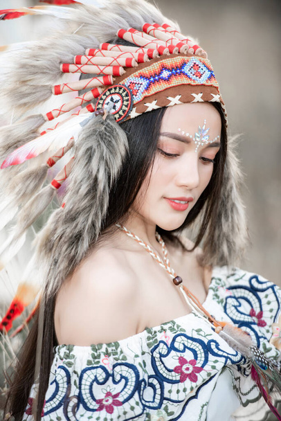 Boho boêmio menina estilo vestindo maxi vestido indiano e jóias no campo de outono - Foto, Imagem