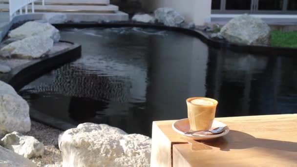 Πρωινή κούπα καφέ σε πράσινο κρύο περιβάλλον, πλάνα αρχείου - Πλάνα, βίντεο