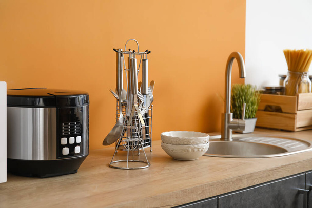 Multicooker ja astiat pöydällä moderni keittiö - Valokuva, kuva