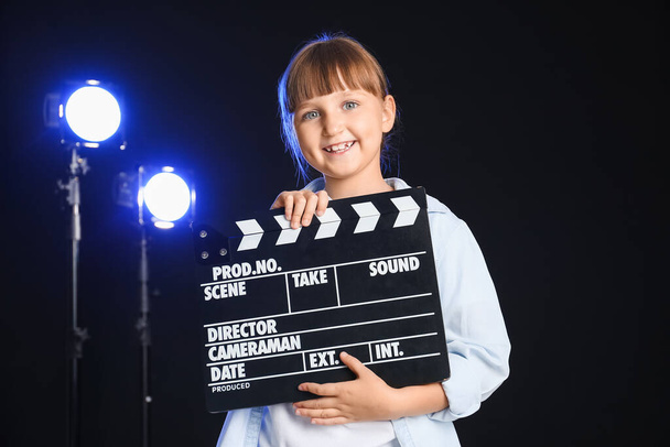Kislány film tapsoló sötét háttér - Fotó, kép