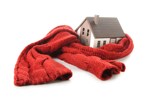 Figura di casa e sciarpa calda su sfondo bianco. Concetto di stagione di riscaldamento - Foto, immagini