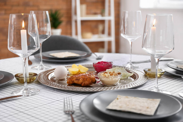 Passover Seder πιάτο με παραδοσιακό φαγητό στο τραπέζι σερβίρεται - Φωτογραφία, εικόνα