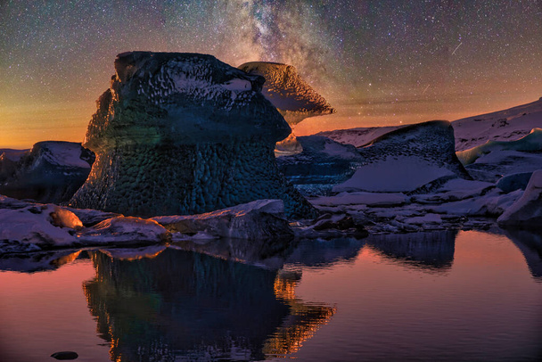 A beautiful view of Jokulsarlon Glacier Lagoon at sunset under a starry night in Iceland - Foto, imagen