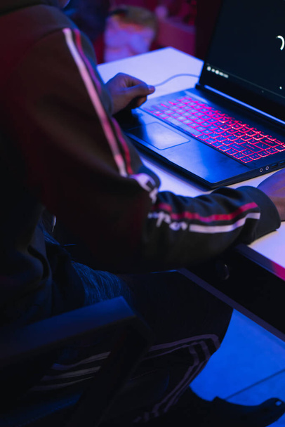 A vertical shot of a male gamer doing a live video game streaming on a laptop - Fotografie, Obrázek