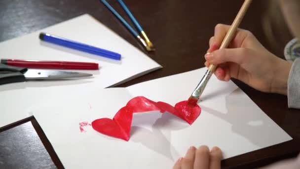 Ruční malování Miluji tvé srdce s červenou barvou na bílém papíru. Zavřít vytvoření valentýnské pohlednice.  - Záběry, video