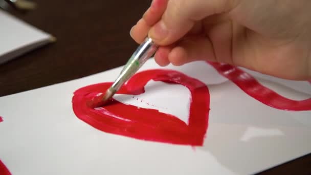 El boyası Kalbini beyaz kağıtta kırmızı boyayla boyuyorum. Sevgililer Günü tebrik kartı oluşturmaya yakın.  - Video, Çekim