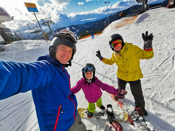 rodina snowboardistů v zimním středisku v horách  - Fotografie, Obrázek