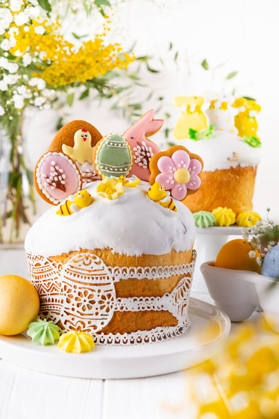 Easter cake, sweet bread decorated with sugar icing, with a bunny  and meringues. Easter symbols. - Foto, afbeelding