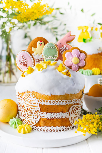 Πασχαλινό κέικ, γλυκό ψωμί διακοσμημένο με γλάσο ζάχαρης, με λαγουδάκι και μαρέγκες. Σύμβολα του Πάσχα. - Φωτογραφία, εικόνα