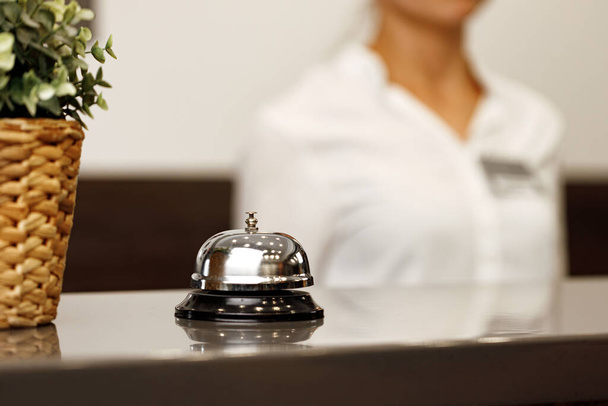 Hotel service bell on front desk counter - Foto, afbeelding