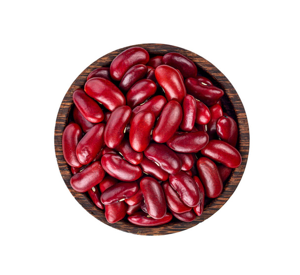 Vue du dessus des haricots rouges dans un bol en bois isolé sur fond blanc - Photo, image