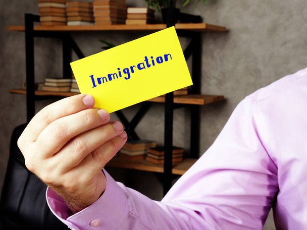 Concepto de negocio que significa Inmigración con signo en la página - Foto, imagen