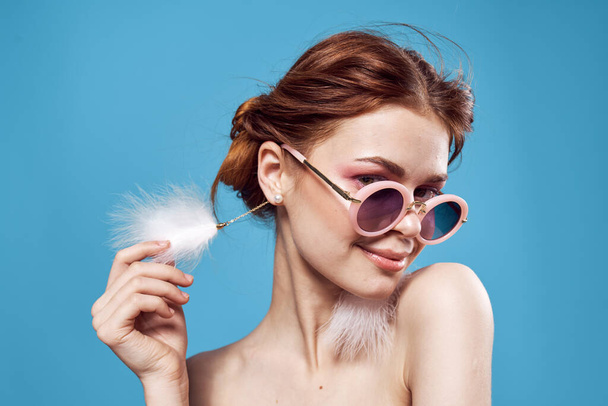 Frau mit Sonnenbrille Ohrringe Luxus Emotionen Nahaufnahme blauer Hintergrund - Foto, Bild