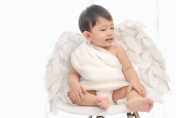 Cupido divertido, Pequeño chico asiático con traje de Cupido y alas para el día del festival de San Valentín. - Foto, Imagen