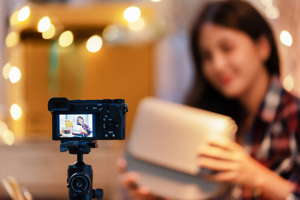 Vlogger Asian Woman geluk terwijl geld vloggen online met een camera op statief. Live Streaming en vlogging concept. - Foto, afbeelding