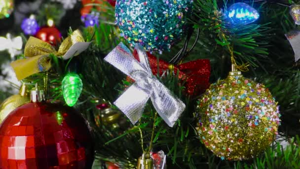 Árboles de Navidad bellamente decorados con varios juguetes sobre un fondo gris - Metraje, vídeo