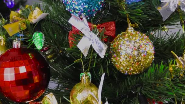 Auf einem hellen Hintergrund Nahaufnahme Spielzeug auf einem Weihnachtsbaum - Filmmaterial, Video