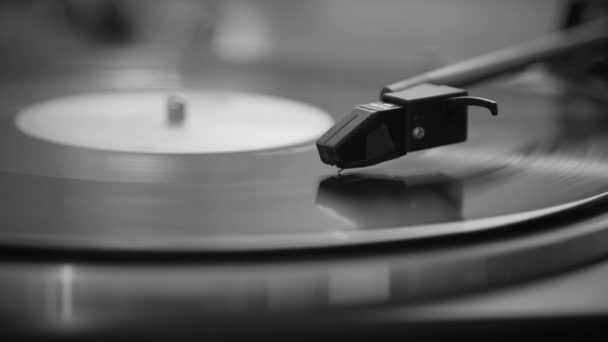 Black and White. The needle rises from a vintage vinyl record. The vinyl record has stopped. The vinyl record is spinning. The needle plays on a vintage vinyl record. Old turntable - Footage, Video
