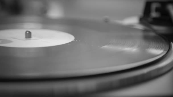 Noir et blanc. Le disque vinyle tourne sans aiguille. Ancienne platine - Séquence, vidéo