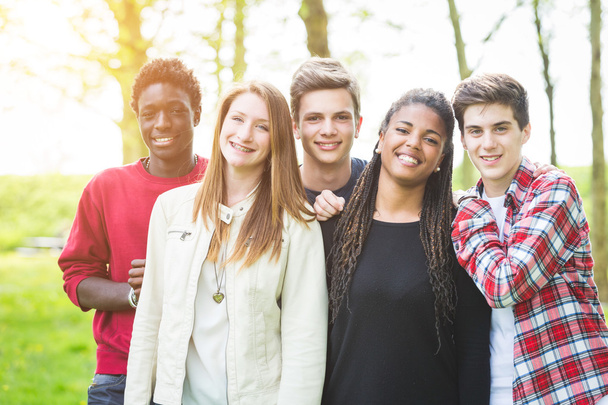 Многонациональная группа подростков на открытом воздухе
 - Фото, изображение