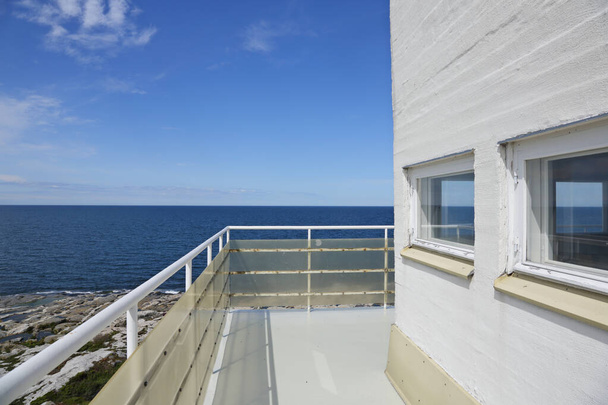Bir yaz günü deniz fenerinin balkonundan görünen mavi deniz ve gökyüzü. - Fotoğraf, Görsel