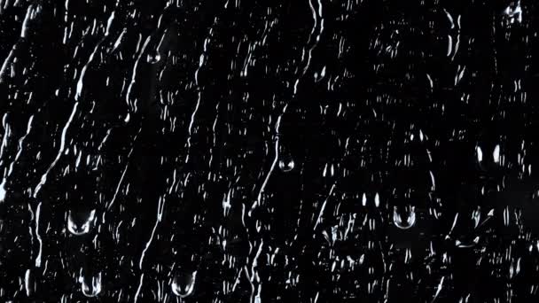 Images au ralenti de l'eau sur fond de verre noir - Séquence, vidéo