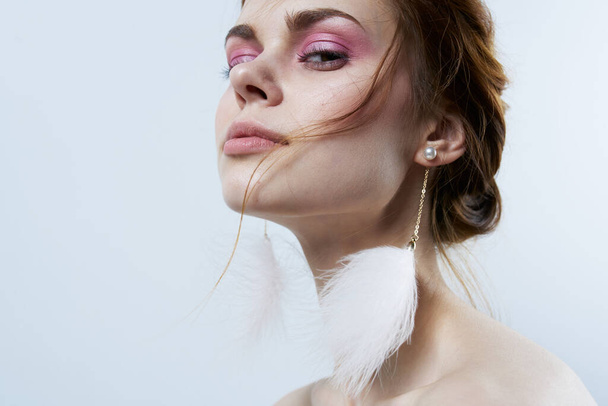 привлекательная женщина яркий макияж голые плечи украшения гламур крупным планом - Фото, изображение