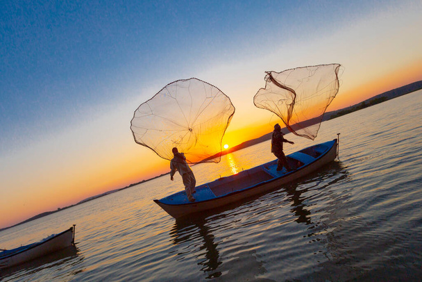 I pescatori in rete e il tramonto / Golyazi - Turchia - Foto, immagini