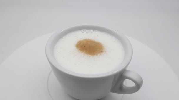 İtalyan Cappuccino 'su beyaz arkaplanda izole bir şekilde döner ekran üzerinde - Video, Çekim