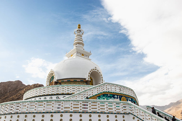 LEH LADAKH,インド- 2018年6月16日:ラダック、ジャンムー、カシミールのシャンティ・ストゥーパという名前の白い仏塔を訪れる観光客. - 写真・画像