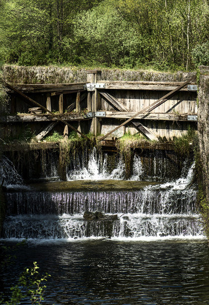 joki, jossa on puinen portti
  - Valokuva, kuva