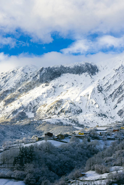 Bonita vista nevada de la Sierra del Aramo, situada entre los ayuntamientos de Riosa y Quiros y que está incluida en la llamada montaña central de Asturias.El pueblo visto en la foto es Muriellos. - Foto, Imagen