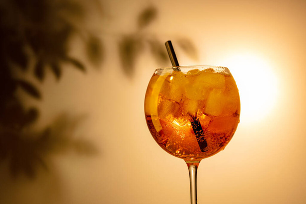 Glas aperol spritz cocktail bij zonsondergang - Foto, afbeelding