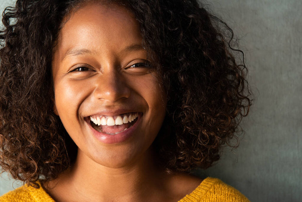 Nahaufnahme Porträt schöne junge Frau mit lockigem Haar lachen - Foto, Bild