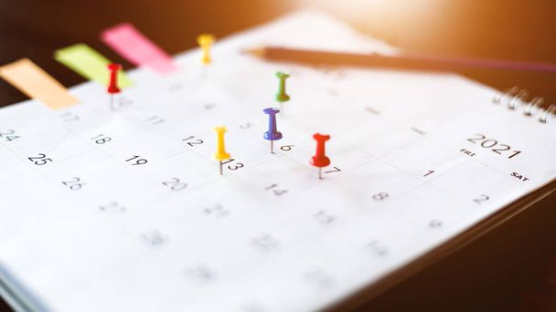 Calendario e appuntamenti programmati con spilli. - Foto, immagini