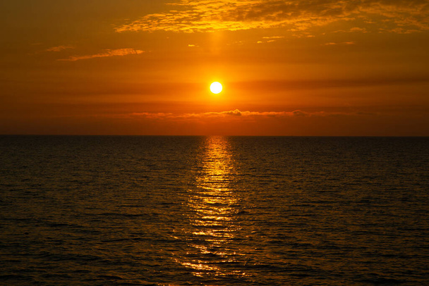 Beautiful sunset above the sea The setting sun over the ocean - Foto, afbeelding
