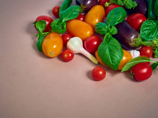 Плоская композиция из свежих овощей. - Фото, изображение
