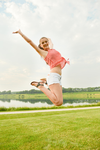 Szczęśliwa kobieta skoki wyrażając sukces - Zdjęcie, obraz