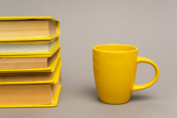 halom sárga notebook közelében bögre szürke - Fotó, kép