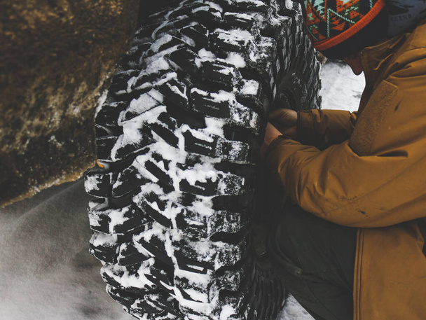 Viaje en coche todoterreno a través de los Cárpatos Ucranianos en invierno. Árboles de Navidad y carretera nevada. Expedición exterior.Rueda - Foto, imagen
