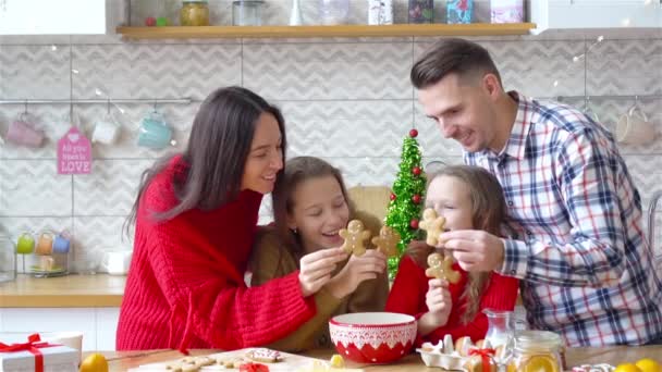 Boldog családi sütit süt karácsonyra - Felvétel, videó