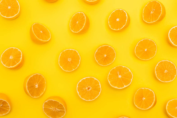 вид зверху на стиглі половинки лимонів ізольовані на жовтому
  - Фото, зображення