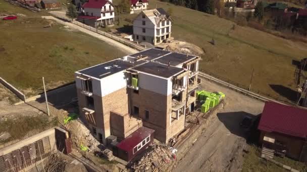 Vista aérea de los trabajadores de la construcción que trabajan en un sitio bulding de la casa residencial del apartamento. Desarrollo inmobiliario. - Metraje, vídeo