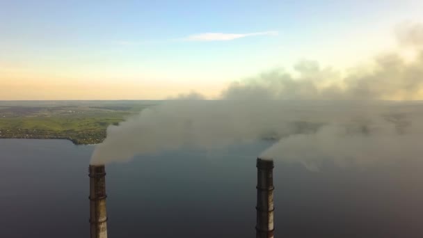 Αεροφωτογραφία των ψηλών καπνοδόχων με γκρι βρώμικο καπνό από το εργοστάσιο παραγωγής ηλεκτρικής ενέργειας άνθρακα. Παραγωγή ηλεκτρικής ενέργειας με ορυκτά καύσιμα. - Πλάνα, βίντεο