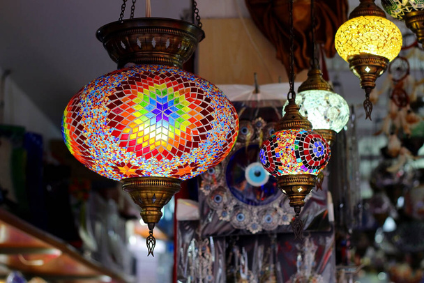 Turkse traditionele kleurrijke lamp in een winkel close-up, selectieve fokus. - Foto, afbeelding