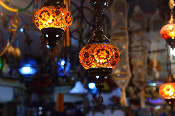 Turkse oosterse kleurrijke traditionele mozaïek lampen,, selectieve fokus. - Foto, afbeelding