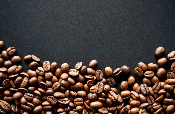 Siyah arkaplanda kahve çekirdekleri - Fotoğraf, Görsel